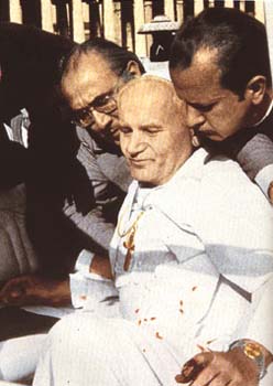 El_Papa_herido_en_el_abdomen_se_desvanece