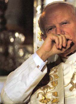 Juan_Pablo_II_meditando3